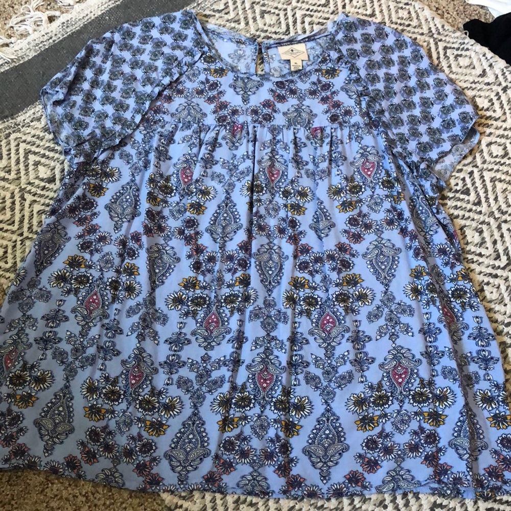 Super cute blue top!